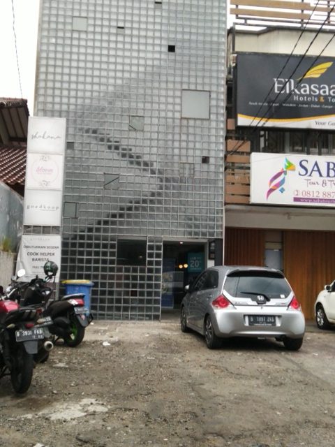 Goedkoop menikmati kopi dan kue Belanda di Karang Tengah