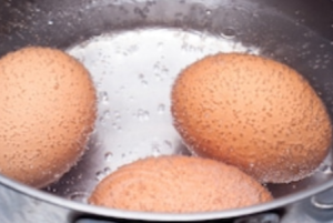 Cara Mudah Mengupas Telur Rebus dengan Lemon