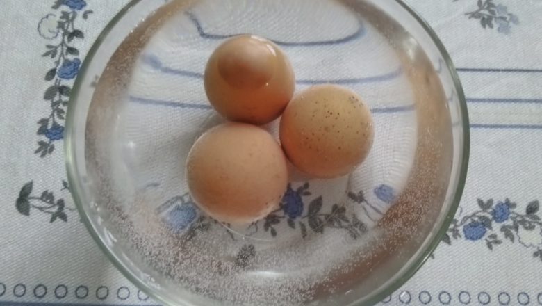 Bagaimana Cara Memilih Telur yang Masih Baik untuk Membuat Kue ?