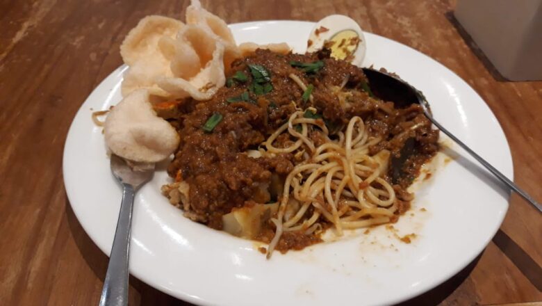 Mencoba Menu Toge Goreng Makanan Khas Bogor di Kafe Betawi